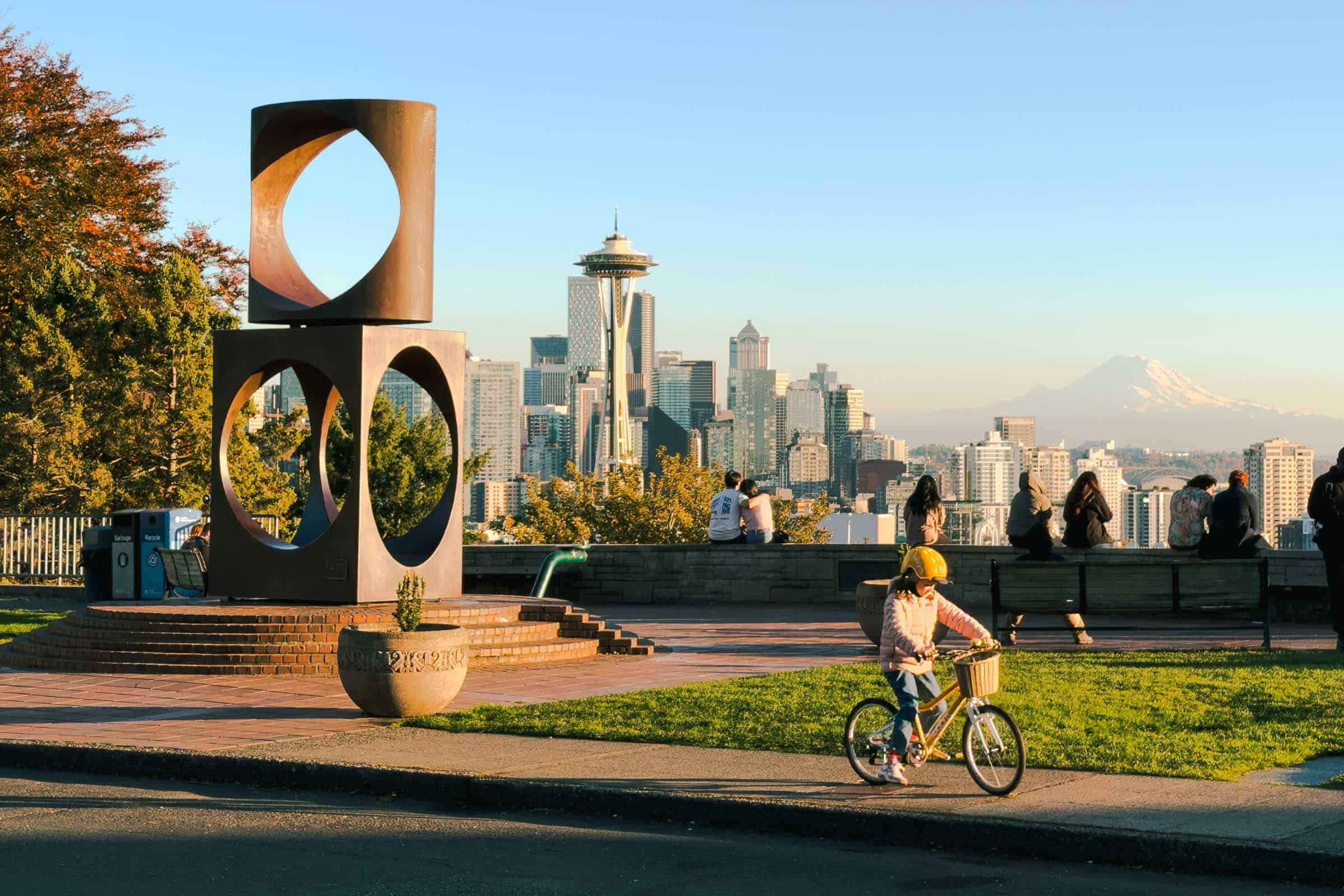 Queen Anne neighborhood views from Kerry Park — Seattle skyline and Mount Rainier